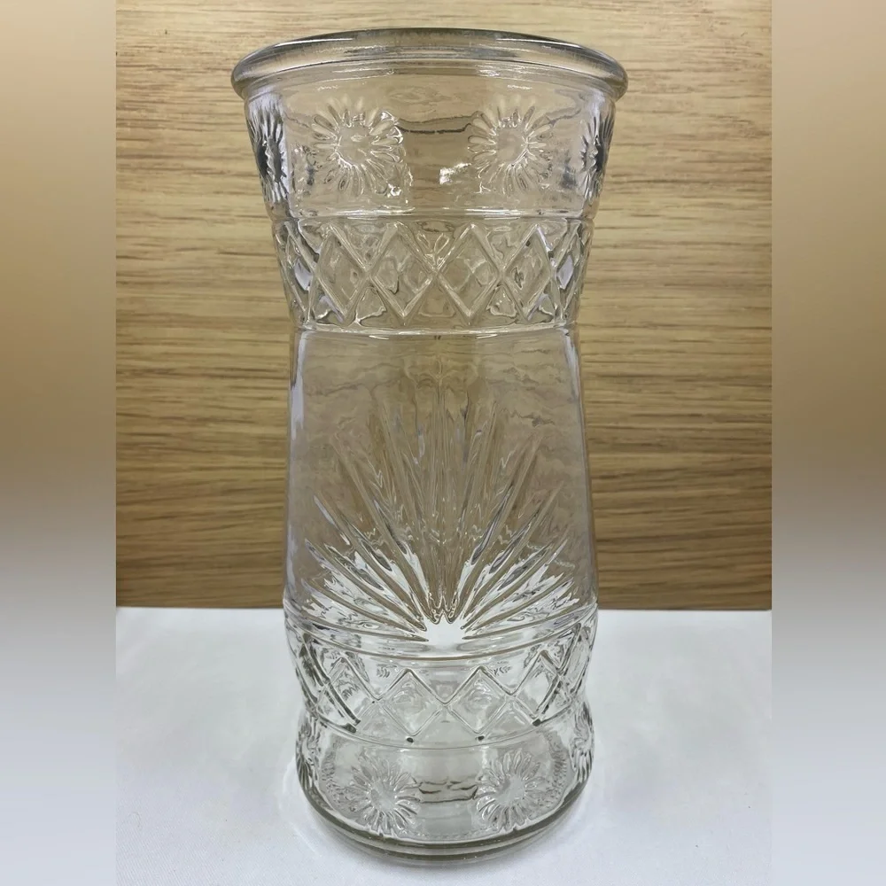 VINTAGE~NIEMAN MARCUS VASE~CLEAR~STARBURST & DAISY PATTERN~MARKINGS ON BOTTOM~G2